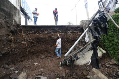 La caída del muro se produjo por el deslizamiento de tierra debido a la fuerte lluvia.