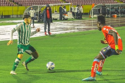 El colombiano Juan José Pérez destaca como volante por las dos bandas.