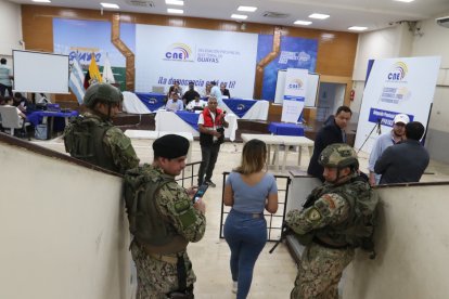 En las instalaciones del CNE se dieron declaraciones a la prensa.