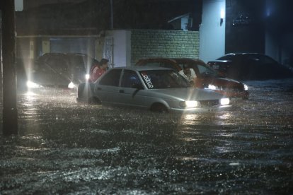 Varias calles de Guayaquil quedaron como lagunas luego del aguacero de la tarde y noche del jueves 9 de febrero.