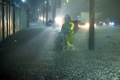 La lluvia hizo que carros y motocicletas quedaran averiadas por la acumulación de agua en las calles.