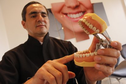 El odontólogo Juan Carlos Gallardo Bastidas menciona que la gran mayoría de pacientes que atienden en el consultorio de la Universidad Católica Santiago de Guayaquil padece de bruxismo.