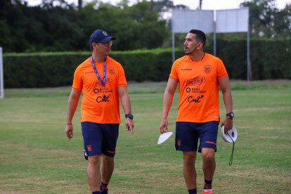 El estratega de Ecuador, Jimmy Bran (d), apenas ha ganado un partido, de los ocho que se han disputado hasta ahora en el Sudamericano sub-20 de Colombia.