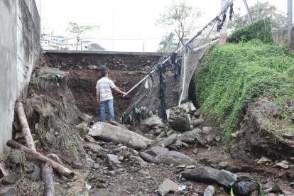 La fuerza del agua provocó que el muro de cemento se viniera abajo. Carros quedaron atrapados.