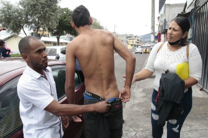 El menor afectado mostró los moretones de los toletazos.