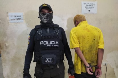 Dos uniformados realizaban un operativo de control por el sector del Fortín, en la avenida Casuarina, cuando se percataron de la actitud sospechosa de estos individuos.