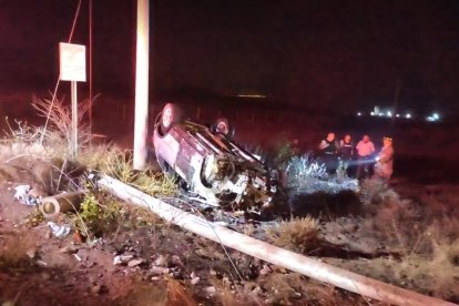 El vehículo habría perdido pista y se impactó contra un poste de alumbrado público.