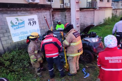 Las victimas, identificadas como Marcos Macias Montero, de 46 años y Joselyn Uve Vera, de 35, al parecer, salían de una vivienda de este sector, minutos antes de estrellarse.