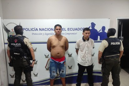 Los sospechosos Henry Piguave y Iván Herrera fueron presentados por la Policía en el Cuartel Modelo de Guayaquil.