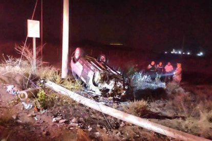 Los bomberos encontraron el carro con los neumáticos hacia arriba e incendiándose.