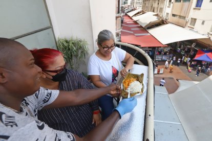 Gerson Medina, más conocido como Don Caicedo, ofrece a sus clientes una de las presentaciones de su bollo.