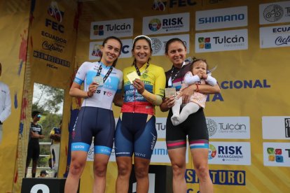Miryam Núñez (c) fue la más rápida en la crono. Compartió podio con Ana Vivar (Movistar Best PC) y Esther Galarza (Independiente).