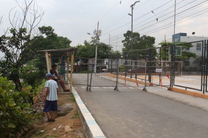 Los accesos a la UPC de la cooperativa Assad Bucaram, en Pascuales, están cerrados con mallas.