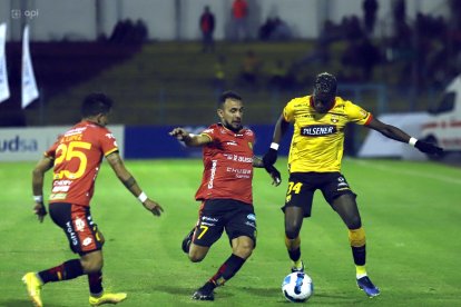 El volante Lucas Mancinelli (7) destacó en el triunfo ante Barcelona.