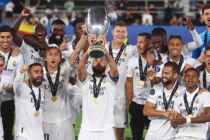 Real Madrid levanta su quinta corona de campeón