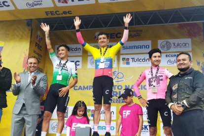 Richard Carapaz en el podio con el maillot tricolor que tanto anheló y que lo alcanzó en la competencia que tuvo a TUlcán como sede.