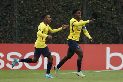Justin Cuero (d) marcó el gol de Ecuador que le está dando el triunfo momentáneo frente a Paraguay.