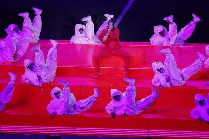 Internautas asumen que Rihanna está embarazada