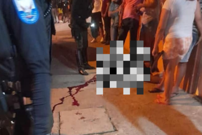 Testigos de los hechos dieron a conocer que varios sujetos vestidos con ropa militar, encapuchados y fuertemente armados, llegaron al centro del poblado.