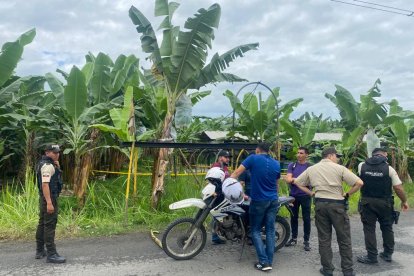 El cuerpo de una mujer fue hallado en una zanja, cerca de una bananera.