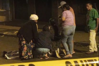 El uniformado, quien pertenecería a la Dinapen, habría sido asesinado con su propia arma de dotación