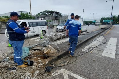 El poste quedó sobre la calzada y agentes de la Autoridad de Tránsito y Movilidad llegaron para dirigir el tráfico.