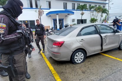 Policías detuvieron a tres sujetos, pero uno quedó herido y está hospitalizado.