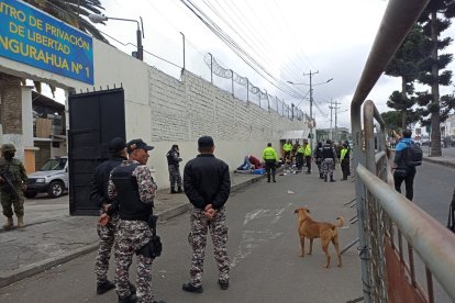 Los policías y militares requisaron a quienes intentaron fugarse de la cárcel este martes 14 de febrero.