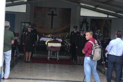 Los restos del 'Mago Bonilla', como le decían sus amigos por los trucos que solía realizar durante sus charlas, llegaron al Comando aproximadamente a las 11:30