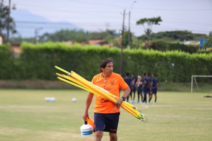 Hugo Macías es uno de los utileros de la Federación Ecuatoriana de Fútbol (FEF).