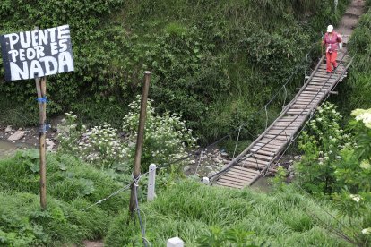 Hay que cruzar el puente individualmente, pues no resiste mucho peso.