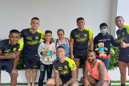 Integrantes de Barcelona hicieron un alto a los entrenamientos por la visita de los niños de la Fundación Ambulancia Deseo, cuyos niños pudieron conocer el estadio Banco Pichincha y compartir gratos momentos con los jugadores.