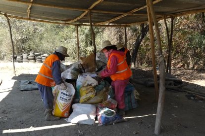 Los trabajadores municipales se dieron la sorpresa de su vida al abrir una bolsa en la cual había un 'mate' humano.