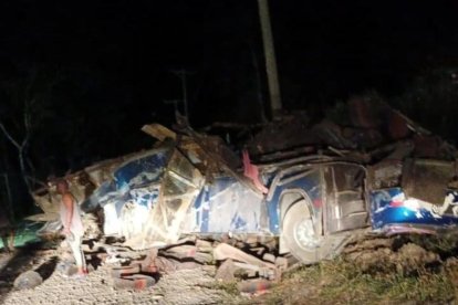 Fotografía cedida hoy por Noticias Chiricanas del autóbus que cayó de un precipicio.