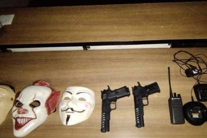 Juguetes fue lo único que le dejaron los pillos a los uniformados.