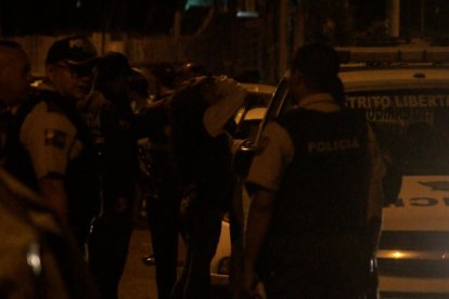 La madre del testigo no pudo contener su llanto al enterarse del triple crimen.