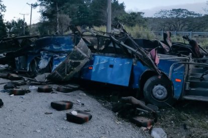 El autobús accidentado transportaba 66 migrantes de diferentes países.