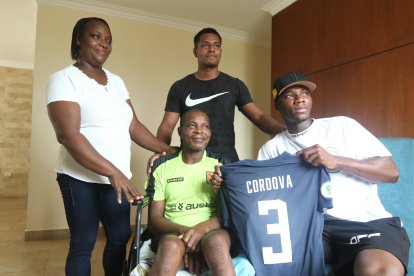 Al regreso de Luis: la camiseta para Juan, su padre; de testigos su madre Doris y su hermano Hugo.