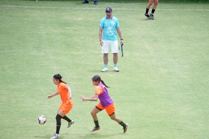 El seleccionador Andrés Usme (arriba) destacó el nivel de las futbolistas ecuatorianas tras cumplir con su primer microciclo.