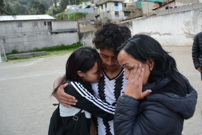 Jeremy Andrango se fundió en un abrazo con su madre Geovana Mejía y su hermana Micaela tras quedar campeón en la liga San Roque.