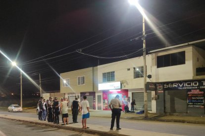 Las víctimas dialogaban en las afueras de un local comercial de la ciudadela Costa Azul, en Manta, cuando fueron baleados. Un tercer hombre sobrevivió.