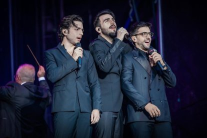 Il Volo es un grupo musical italiano de género crossover clásico o pop lírico. El grupo formado en 2009, se constituye por un trío.