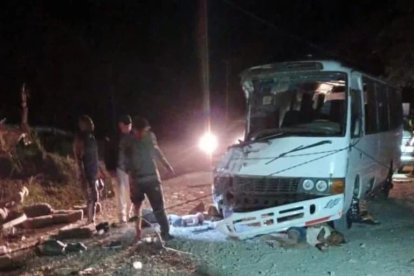 El pequeño bus que fue chocado por el autobús donde viajaban los 66 migrantes quedó a un lado de la carretera.