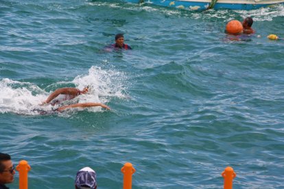 Cerrada disputa tuvo David Farinango (arriba) con Juan Alcívar. Ganó el primero por puesta de mano.