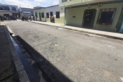 Moradores del Guasmo sur alarmados por el hecho violento que acabó con la vida de un adolescente.