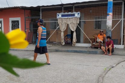 Vecinos del sector esperan a que traigan el cadáver para despedir a la mujer.