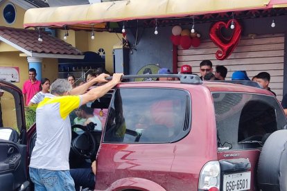 La víctima quedó inerte dentro del vehículo.