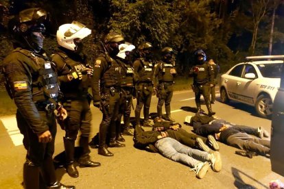 En poder de los sospechosos hallaron una subametralladora y cartuchos sin percutir.