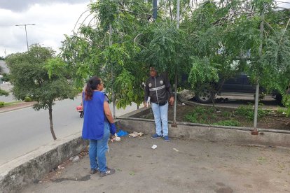 Policías llegaron al sitio del abandono para indagar lo ocurrido.