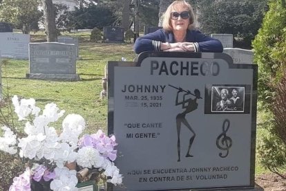 Cuqui Pacheco, esposa de Johnny Pacheco, en su tumba. A ella también le recordó hasta el último lo que quería fuera escrito en su lápida